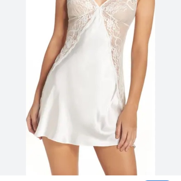 Luxurious White Lace Slip - Picture 2 of 6